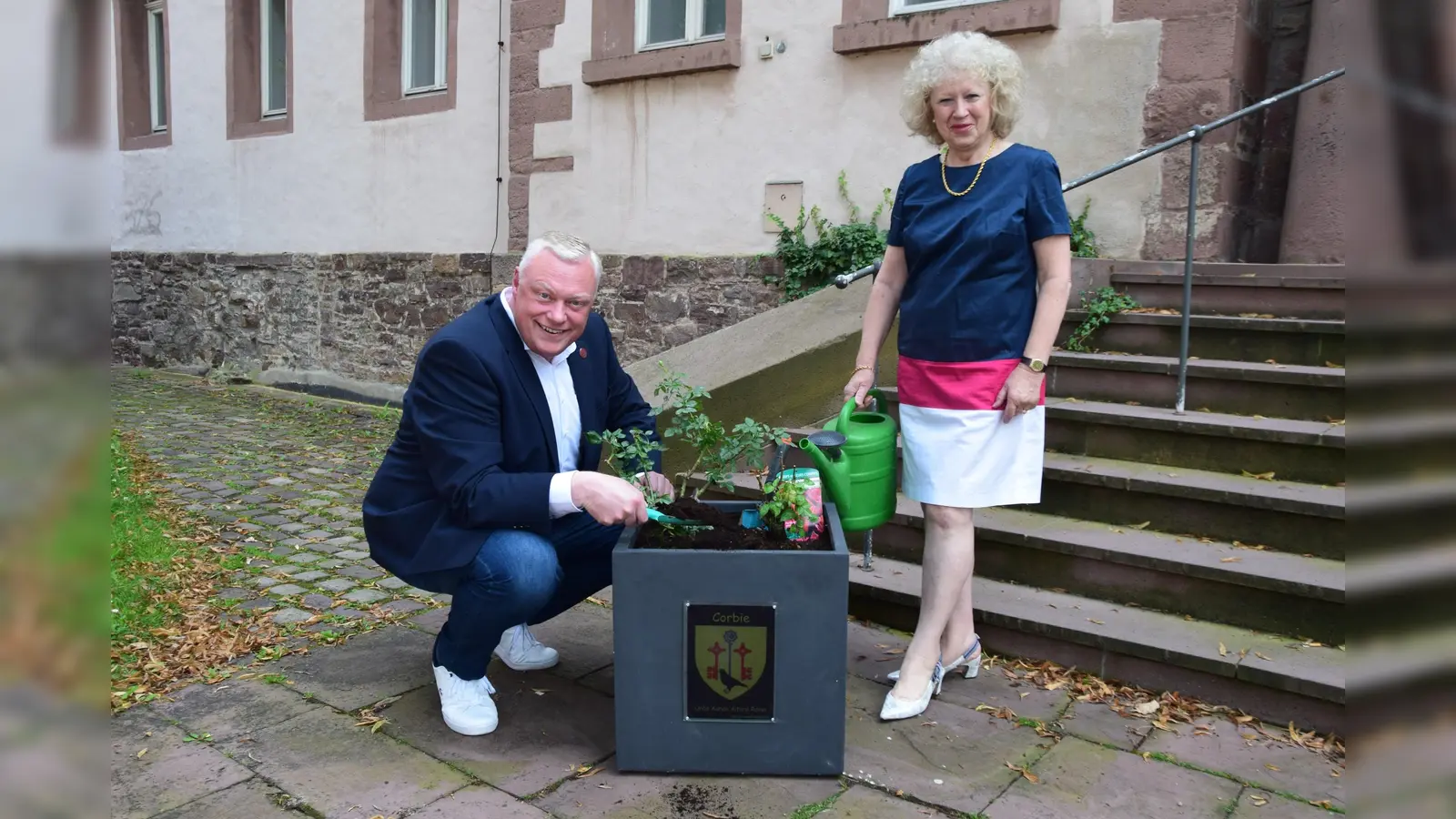 Bürgermeister Daniel Hartmann und die Vorsitzende des Arbeitskreises Städtepartnerschaften im Heimat- und Verkehrsverein Höxter, Frau Jocelyne Lambert-Darley mit dem Geschenk der Freunde aus Corbie. (Foto: Stadt Höxter)