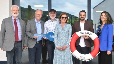 Uwe Rafflenbeul (Dezernatsleiter Regierungspräsidium), Bürgermeister Hubertus Grimm, Uwe Lippenmeyer (Bauabteilung Beverungen) sowie Christina Seiters, Dimitri Getke und Maedeh Navabi (Planungsbüro pbr Osnabrück) bei der symbolischen Schlüsselübergabe.  (Foto: Barbara Siebrecht)