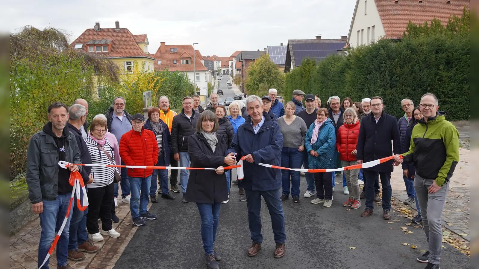 Offizielle Eröffnung der Bahnhofstraße durch die Bauausschussvorsitzende Ulrike Hogrebe-Oehlschläger (links), Bürgermeister Hermann Temme und die anwesenden Anlieger. (Foto: Stadt Brakel)