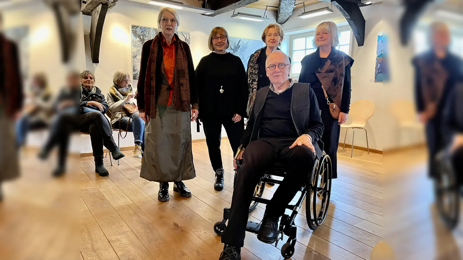 Die Künstlergruppe (v.l.): Astrid Strathausen, Sabine Erdmann, Marie-Luise Meister, Dorit Croissier und (vorn) Albert Schriefer. (Foto: privat)