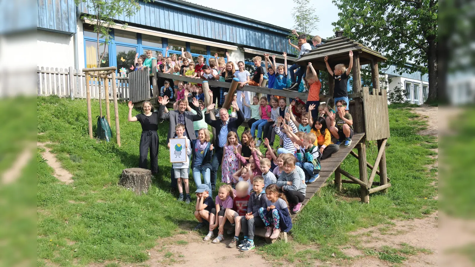 Die Schulgemeinschaft der Grundschule Halle mit Schulleiterin Simone Steffen-Weber, Samtgemeindebürgermeister Sebastian Rode, der Erste Samtgemeinderat Fred Burkert sowie die Vertreter:innen der Klimaschutzagentur Weserbergland freuen sich mit Ole Vespermann, dass „Globi“ als Maskottchen die Energiesparmodelle begleiten wird. (Foto: privat)