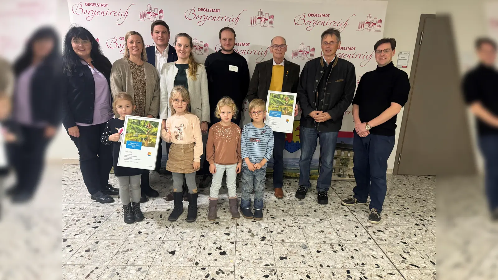 Die glücklichen Gewinnerinnen und Gewinner des Klimaschutzpreises freuen sich gemeinsam mit der Westenergie-Kommunalmanagerin Maria Kemker über die Auszeichnung. (Foto: Stadt Borgentreich)