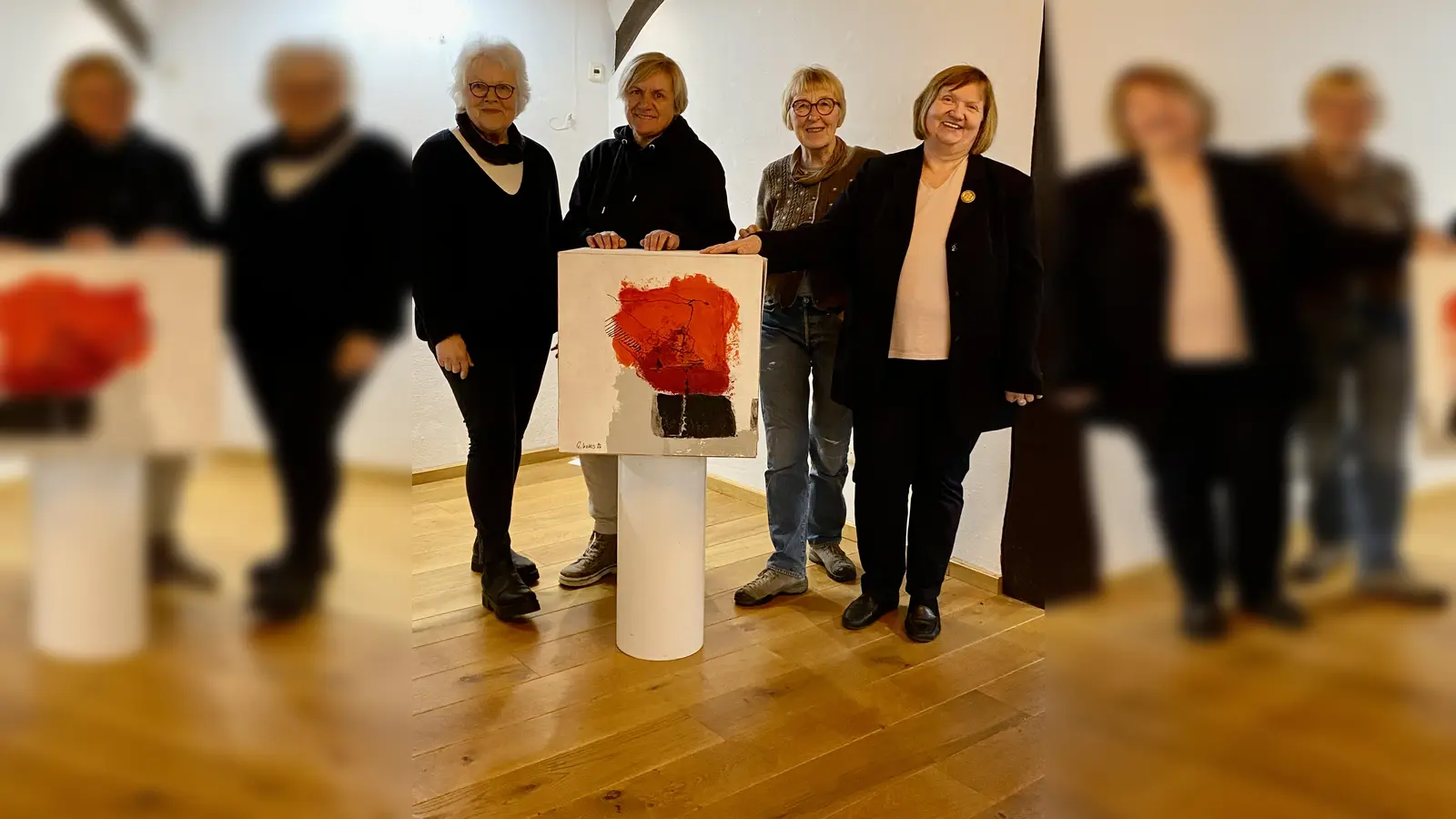 V.l.: Erika Kohls, Martina Weskamp-Dittmann, Angelika Haneball und Cornelia Appel mit einer Gemeinschaftsarbeit des Teams. Ingrid Brödling fehlt (Foto: privat)