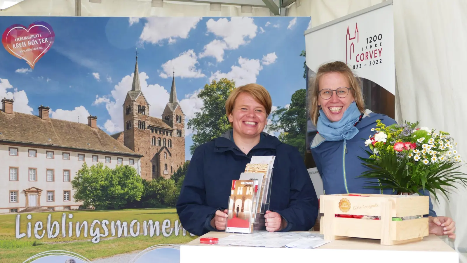 Beherzte und engagierte Botschafterinnen der Welterbestätte Corvey und des Kulturlandes Kreis Höxter: Annika Pröbe (rechts) und Katja Krajewski betreuten gemeinsam den Stand der Kirchengemeinde und der GfW in Brühl. (Foto: Kirchengemeinde Corvey)