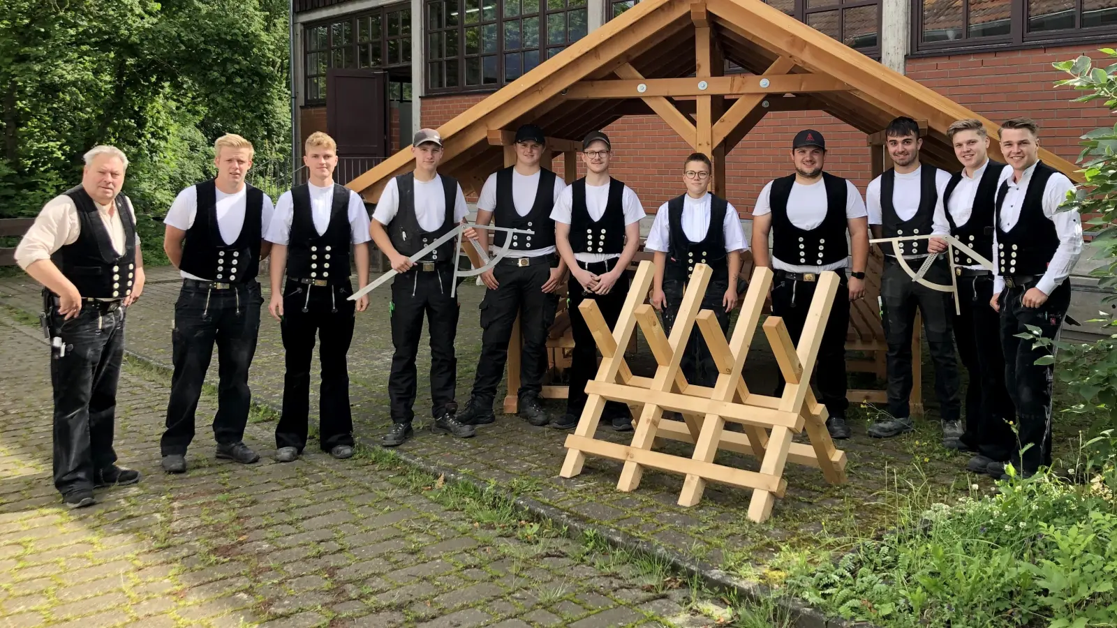 Die neuen Zimmergesellen mit ihrem Ausbilder Frank Temme: Der Prüfungsausschuss bei den Zimmerern war mit Michael Neuwald (Berufsschullehrer), Udo Markus und Dietmar Kröger besetzt. (Foto: Kreishandwerkerschaft Höxter-Warburg)