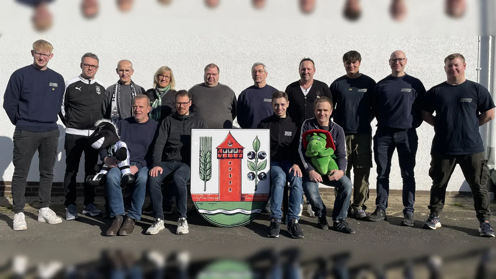 Festausschuss:<br>- stehend von links: Tim Wilke, André Steckel (1. Vorsitzender der Schlarper Leguane), Fred Krimling, Annika Wilke, Michael Obermann, Lothar Ahrend, Michael Steckel, Janne Krimling, Markus Ahrend, Andre Schüddekopf.<br>- sitzend von links: Ehrenortsbrandmeister Jürgen Hennecke, Henry Dormann, Niklas Steckel, Marc Wunderlich (Ortsbrandmeister).<br>Es fehlt: Leon Schmitt. (Foto: privat)