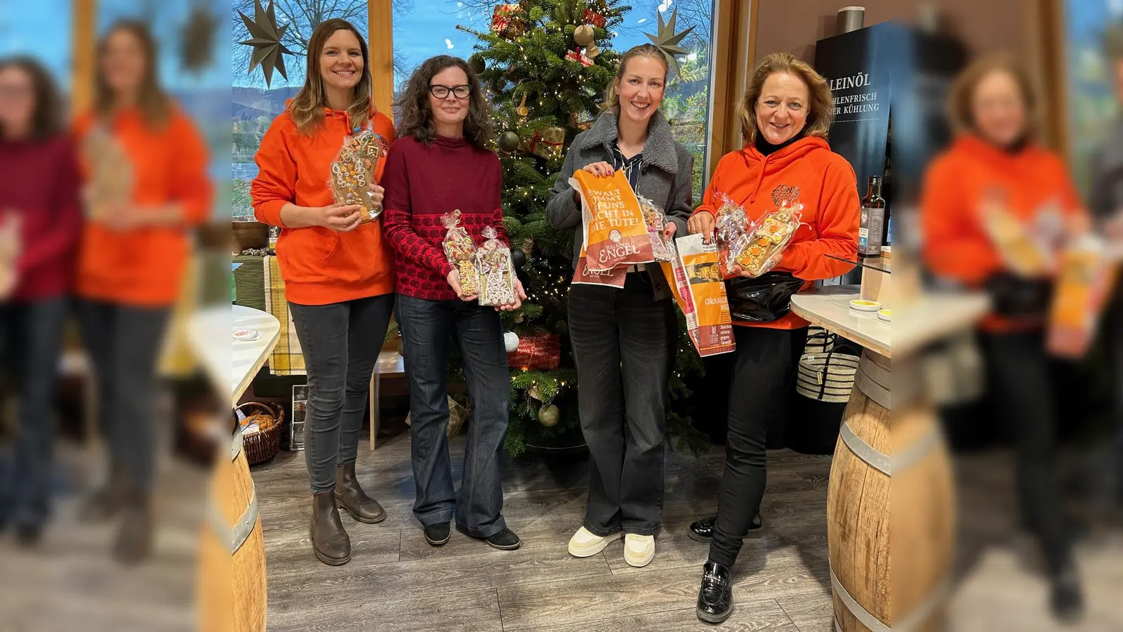 Sarah Baensch (Ölmühle Solling), Annette Finkeldei (Vize-Präsidentin, Zonta Club Höxter), Anne Engel (Bäckerei Engel) und Leonore von Falkenhausen (Präsidentin Zonta Club Höxter) präsentieren die Lebkuchenengelkollektion 2024 und die Brötchentüten gegen Gewalt an Frauen in der Ölmühle Solling in Boffzen. (Foto: privat)