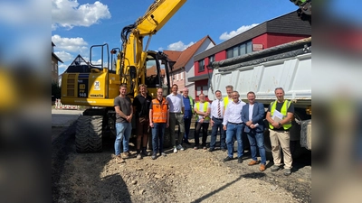 Auf der Baustelle in Caldens Ortskern: (v.l.) Christian Metz-Pieper und Sascha Kreis (beide Firma Pieper Bau), Michael Schulze und Swen Meier (beide Firma Rohde-Bau), Hartmut Müller und Andreas Gregor (beide Ingenieurbüro aqua geo consult), Oliver Brunkow und Karsten Krohne (beide Servicezentrum Regionalentwicklung Landkreis Kassel), Landrat Andreas Siebert, Caldens Bürgermeister Maik Mackewitz und Volker Scholle (Mitarbeiter Bauamt Calden).  (Foto: Landkreis Kassel)