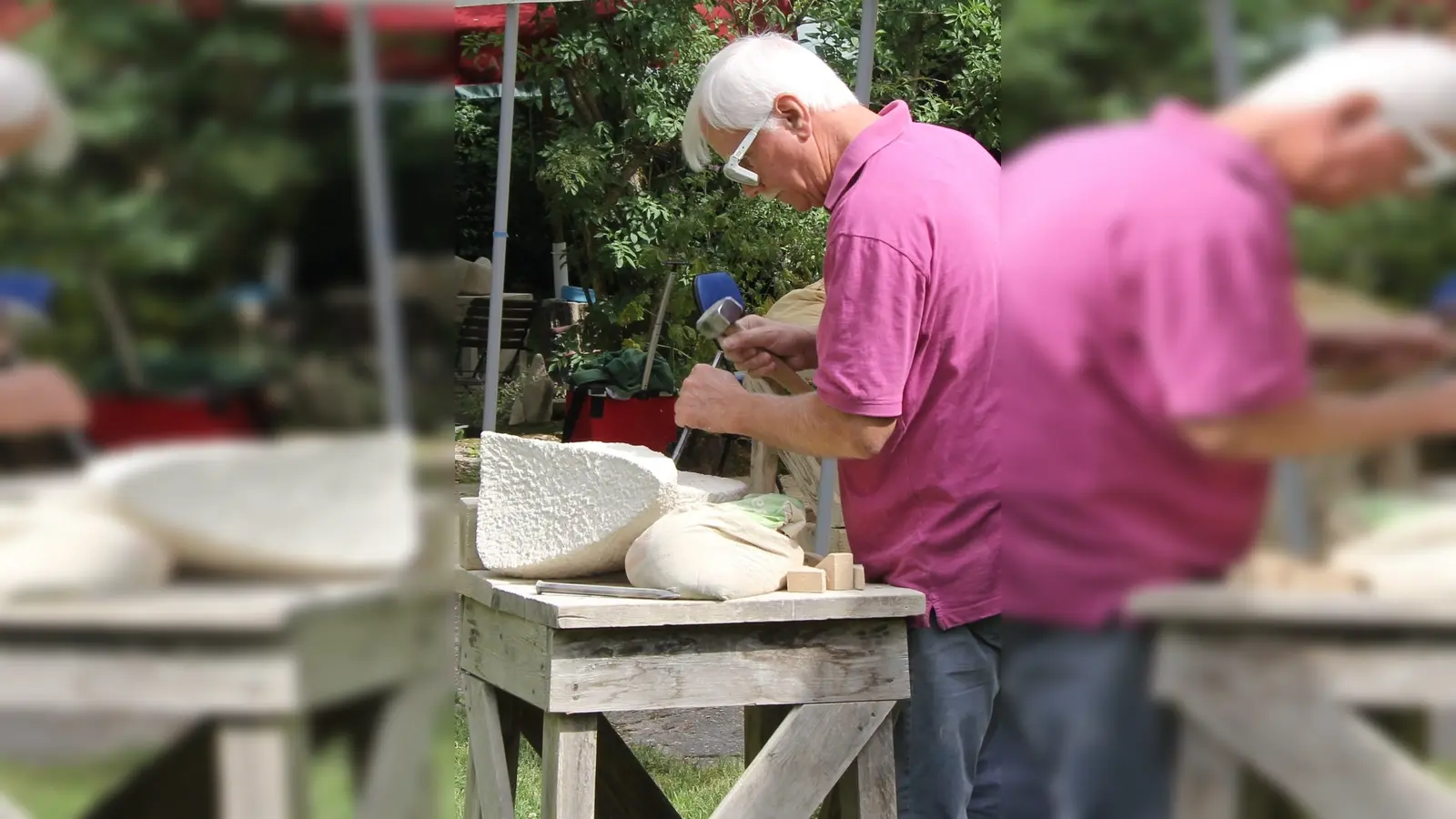 Bildhauer Hubertus Backhaus bei der Arbeit am Thüster Kalkstein. (Foto: privat)