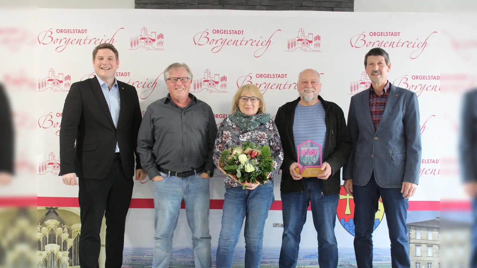 (v.l.) Bürgermeister Nicolas Aisch, Ortsvorsteher von Borgholz Franz-Josef Wegener; Gaby Römer, Gerhard Brast und Georg Schulze. (Foto: Stadt Borgentreich)