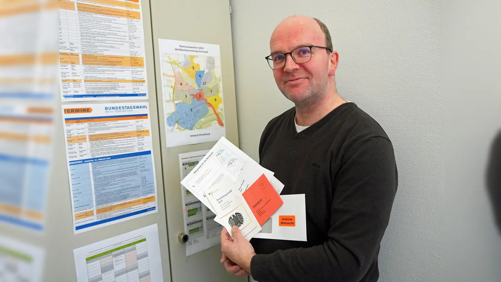 Andreas Oesselke vom Wahlamt der Stadt Brakel möchte auf den „online” verfügbaren Wahlscheinantrag aufmerksam machen. (Foto: Stadt Brakel)