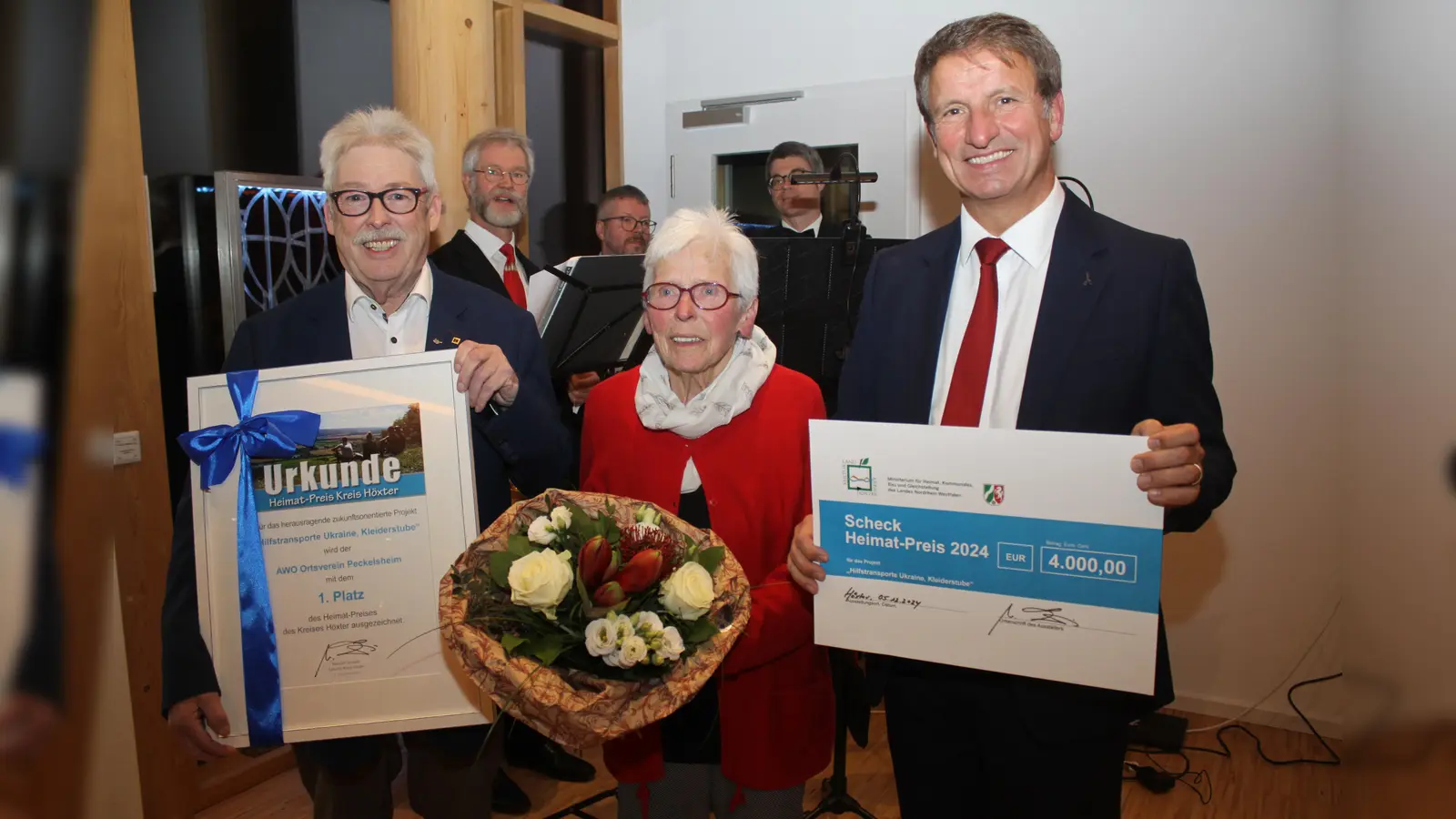 Den ersten Platz belegte der AWO-Ortsverein Peckelsheim für sein herausragendes und soziales Engagement. Urkunde und Scheck nahmen Paul Arens und Maria Rose von Landrat Michael Stickeln entgegen. (Foto: Kreis Höxter)