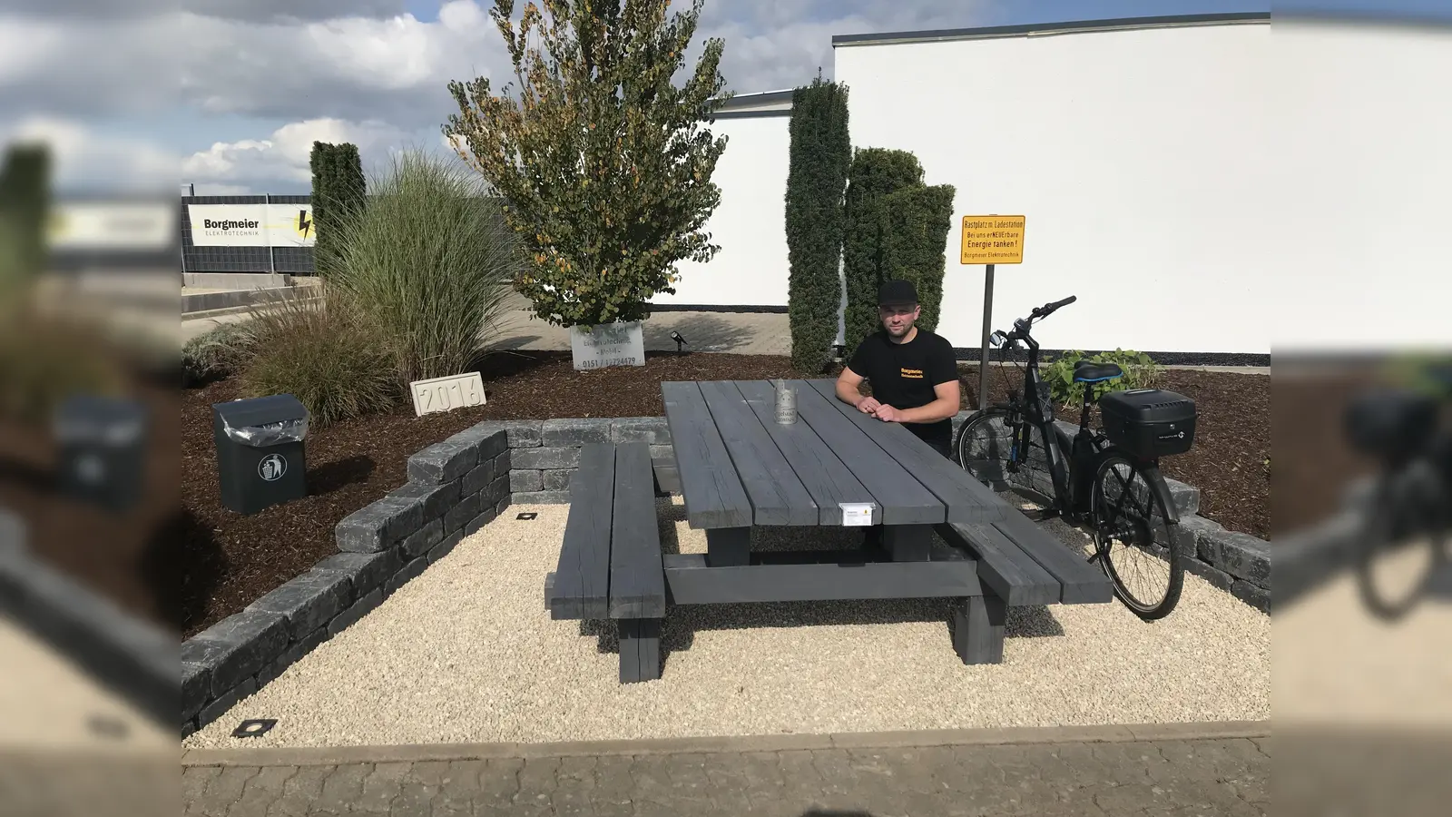 Diesen schönen Rastplatz mit Steckdose für Pedelecs und E-Bikes präsentiert hier Firmenchef Philipp Borgmeier. Im Borgentreicher Industriegebiet„Am Spiegelberg“ lädt er an der B 241/Abzweig zum Industriegebiet Natzungen zum Verweilen und „Auftanken“ ein.  (Foto: privat)