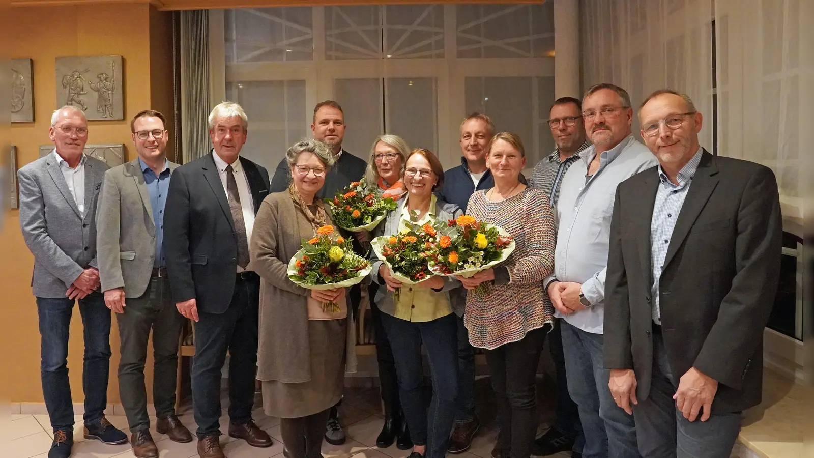 V.l.: Norbert Loermann, Alexander Kleinschmidt, Bürgermeister Hermann Temme, Marion Benzait, Stefan Ellebrecht, Hedwig Nostitz, Ingrid Roland, Hubertus Fischer, Olga Kirsch, Karsten Happe, Mark Timmermann und Stefan Temme (Personalrat). Auf dem Foto fehlt Martina Bolli-Hesse. (Foto: Stadt Brakel)