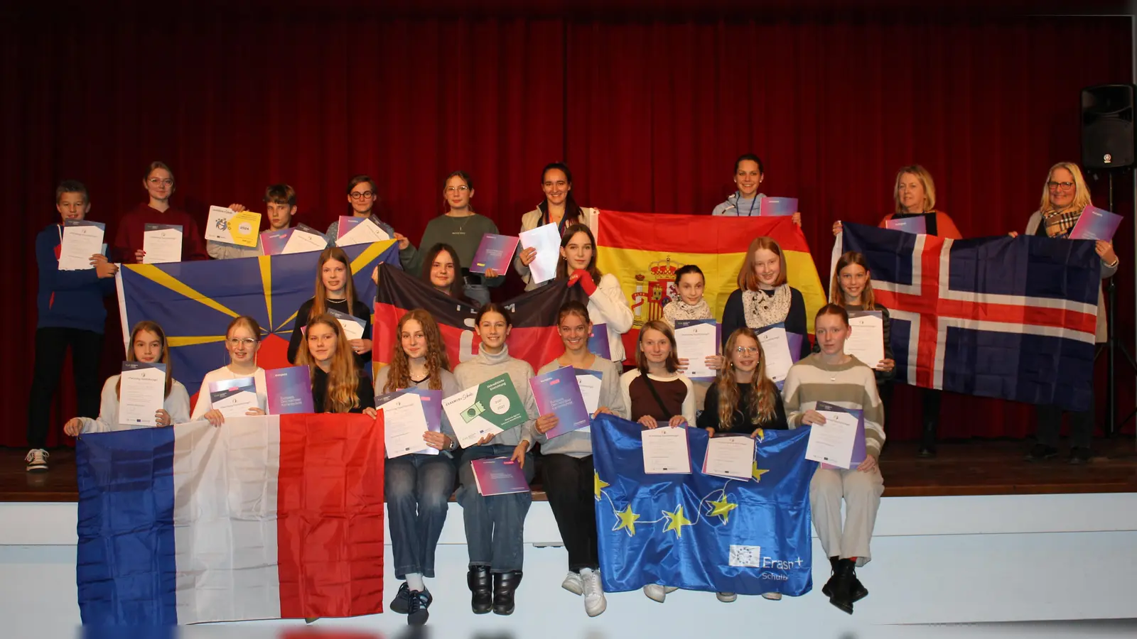 Gruppenbild in der Aula. (Foto: privat)