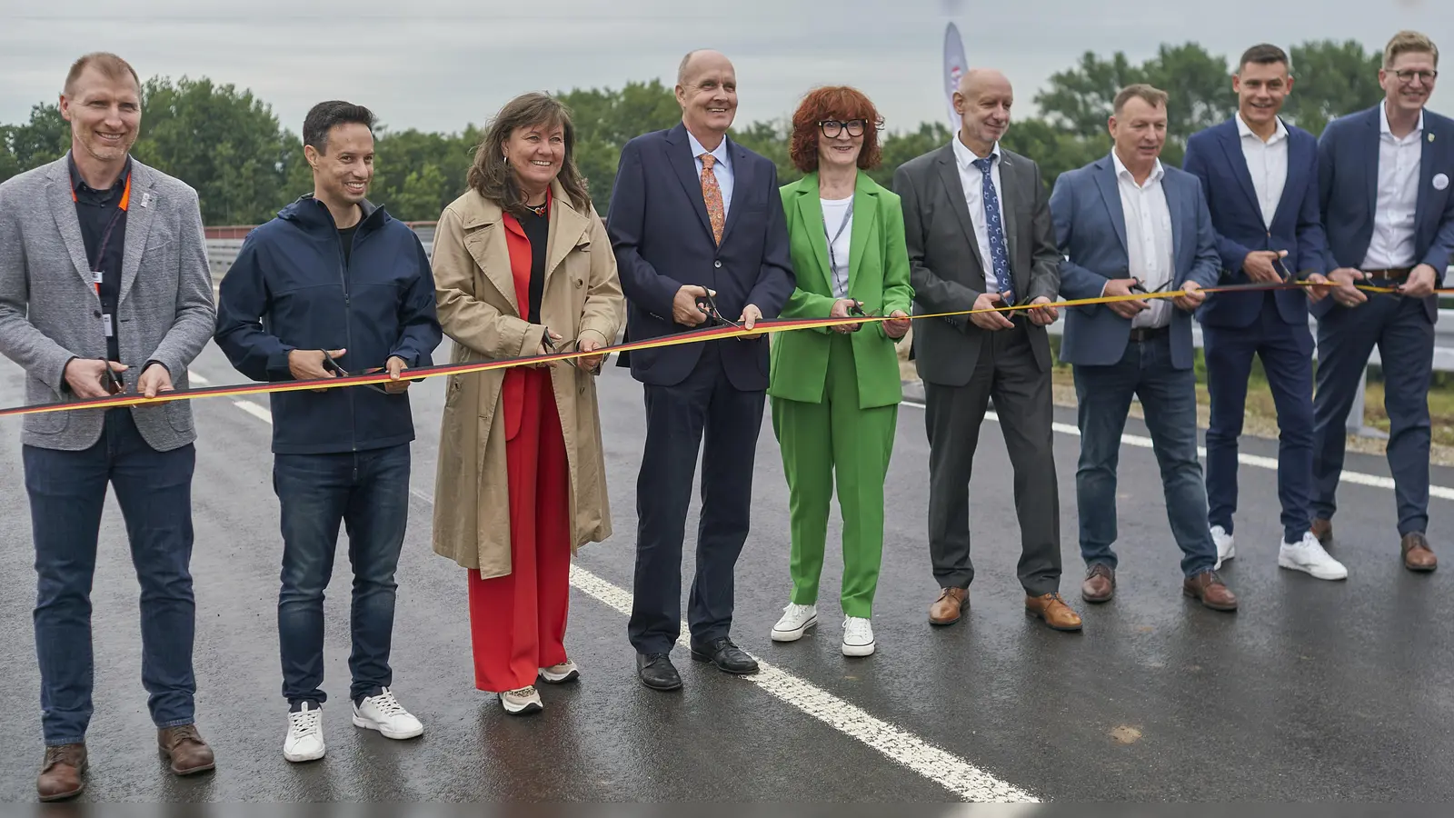 Offizielle Freigabe für den Verkehr auf der neuen B7 (v.l.): Volker Löwer (Hessen Mobil), MdL Oliver Ulloth, MdB Esther Dilcher, Gerhard Rühmkorf (Bundesverkehrsministerium), Kathrin Brückner (Hessen Mobil), Martin Weber (Hess. Verkehrsministerium), Maik Mackewitz (Bürgermeister Calden), MdL Sascha Meier und Danny Sutor (Bürgermeister Grebenstein). (Foto: Stefan Bönning)