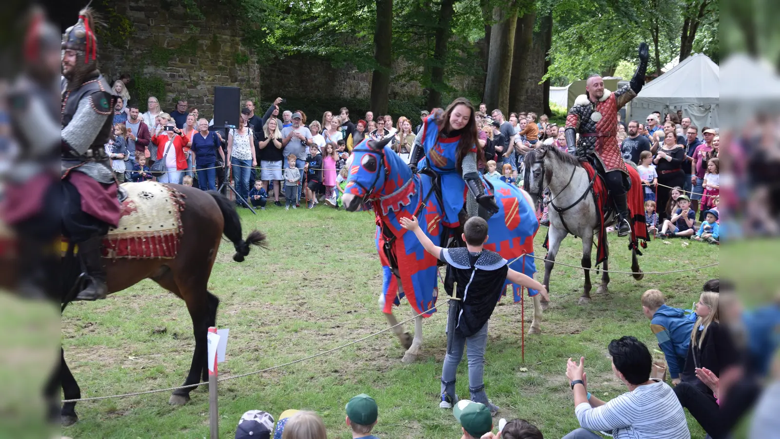 Darsteller und Zuschauer kamen sich beim Ritterturnier ganz nah. (Foto: Marc Otto)