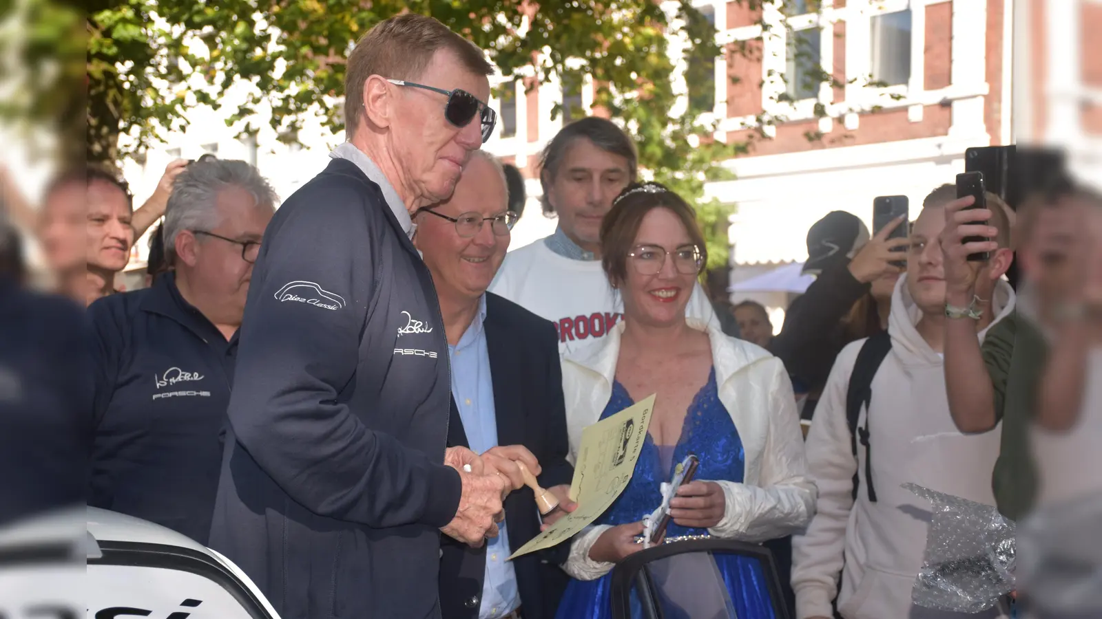 Walter Röhrl steht mit Bürgermeister Hubertus Grimm und Karnevalsprinzessin Nadine für Fotos der Fans bereit. (Foto: Barbara Siebrecht)