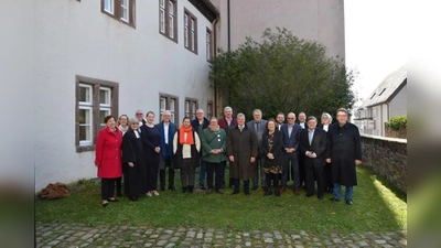 Seit 2016 werden die Geschicke der Evangelischen Weser-Nethe-Kirchengemeinde von einem gemeinsam gewählten Presbyterium geleitet. Bei der Amtseinführung im März posieren Mitglieder aus zwei Wahlperioden gemeinsam fürs Foto. (Foto: privat)