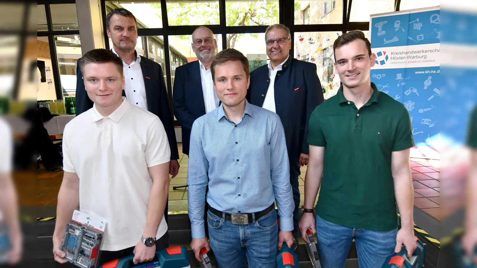 Die Besten der Besten: Diese drei Talente haben außergewöhnliche Ergebnisse erzielt: Jason Musafarow, Metallbauer im Bereich Nutzfahrzeugbau Firma Spier GmbH &amp; Co. Fahrzeugwerk KG , Elektroniker Sebastian Scherer, Ausbildungsbetrieb Potthast &amp; Sagel GmbH &amp; Co. KG aus Löwendorf, und Elektroniker Moritz Wöstefeld, ebenfalls Potthast &amp; Sagel GmbH &amp; Co. KG. Dahinter (v.l.) freuen sich Kreishandwerksmeister Felix Dreier, der Hauptgeschäftsführer der Kreishandwerkerschaft Höxter-Warburg, Gerald Studzinsky, und Kreislehrlingswart Andreas Gogrewe.  (Foto: Kreishandwerkerschaft )