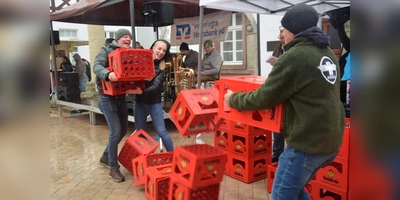 Beim Kistenstapeln kommt es ab einem gewissen Punkt unweigerlich zum großen Getöse. (Foto: Marc Otto)