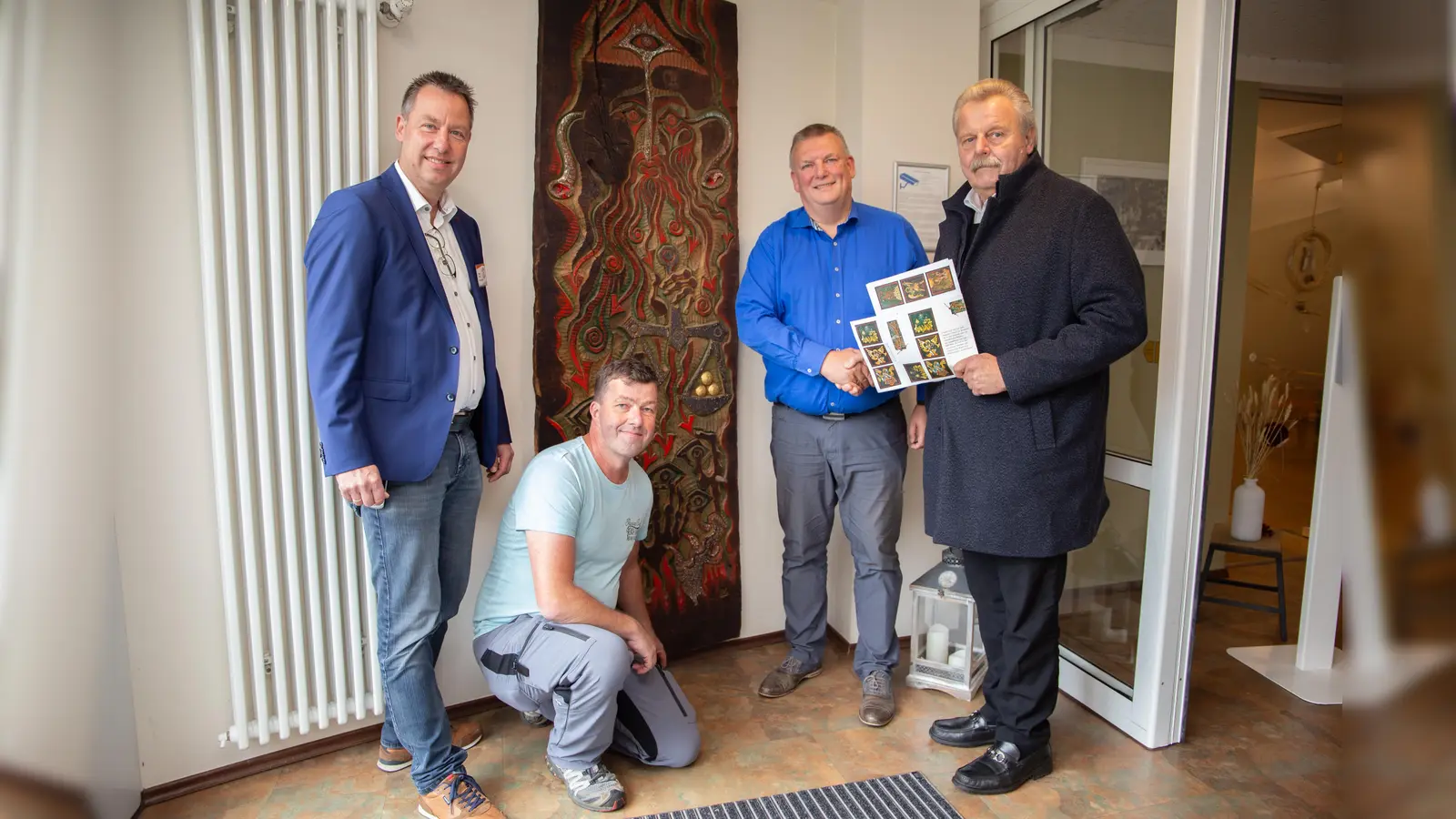 Das St. Antonius Seniorenhaus der KHWE freut sich über das Geschenk von Pfarrer i.R. Willi Koch (von links): Einrichtungsleiter Stefan Kruse, Christof Fleckner (Technische Abteilung), Geschäftsführer Christian Jostes und Pfarrer i.R. Willi Koch. (Foto: KHWE)