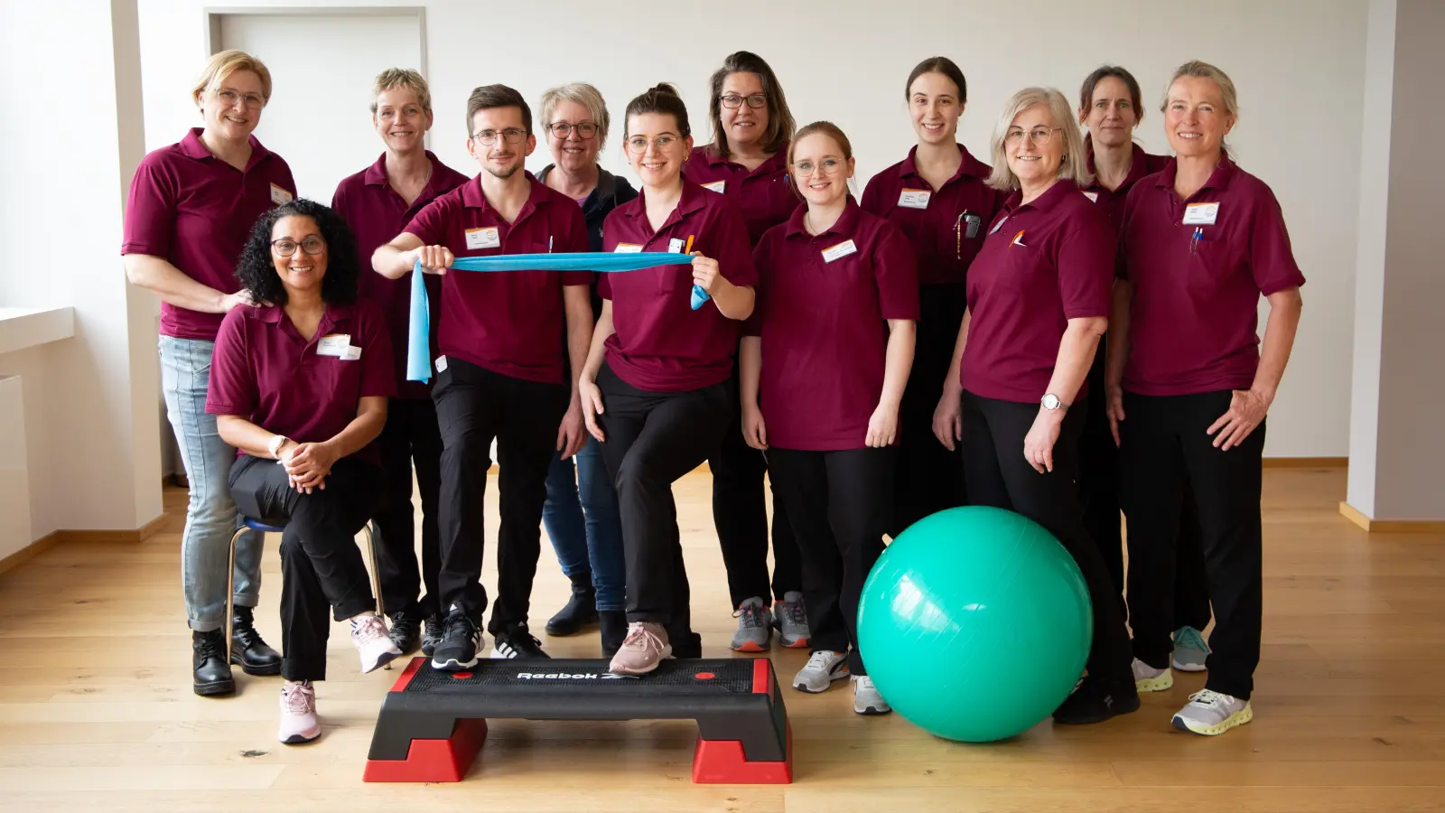 Bei einem Tag der offenen Tür am 20. April gibt das Team des Therapiezentrums Weser-Egge unter der Leitung von Jessica Mewes (links) Einblicke in die innovativen Trainings- und Behandlungsmöglichkeiten. (Foto: KHWE)