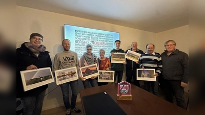 Übergabe von eine Gratisexemplar durch den Ortsvorsteher Franz-Josef Wegener (r.): Elisabeth Temme, Peter Bormann, Elke Disse, Brigitte Kersting, Christoph Wulf, Franz-Ferdinand Wolf. (Foto: privat)