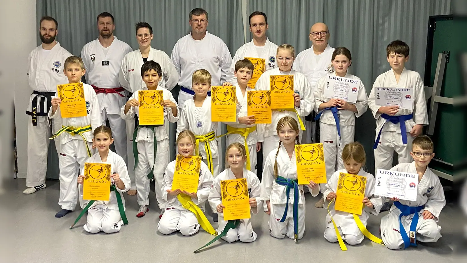 Strahlende Gesichter nach der erfolgreichen Gürtelprüfung bei der Taekwon Do Kampfgemeinschaft Boffzen-Fürstenberg (hinten von links): Trainer Magnus Heisler, René Kalenberg, Trainerin Natalie Wiesner, Stefan Laufenburg, Nils Löhmann und Trainer Günter Potthast. Mittlere Reihe von links: Mats Hille, Yusuf Cizme, Vasily Schmidt, Adriano Scicchitano, Stella Strieder, Lucy Bost und Pascal Glänzel. Vorne von links: Marina Eckert, Talea Voss, Isabella Malena, Kira Bost, Lisa Schmidt und Janneck Weyer. (Foto: MTV Boffzen)