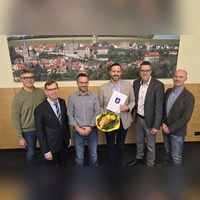 (v.l.) Rüdiger Wiemers (Leitung Fachbereich zentraler Service), Bürgermeister Tobias Scherf, Michael Schäfers (erster Vorsitzender des Personalrats), der erste Beigeordnete Andreas Niggemeyer und Christian Lewin (Leitung Sozialverwaltung) gratulieren Sebastian Hoppe (4. von links) zu 25 Dienstjahren bei der Hansestadt Warburg. (Foto: Stadt Warburg)