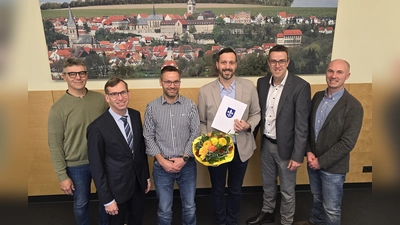 (v.l.) Rüdiger Wiemers (Leitung Fachbereich zentraler Service), Bürgermeister Tobias Scherf, Michael Schäfers (erster Vorsitzender des Personalrats), der erste Beigeordnete Andreas Niggemeyer und Christian Lewin (Leitung Sozialverwaltung) gratulieren Sebastian Hoppe (4. von links) zu 25 Dienstjahren bei der Hansestadt Warburg. (Foto: Stadt Warburg)