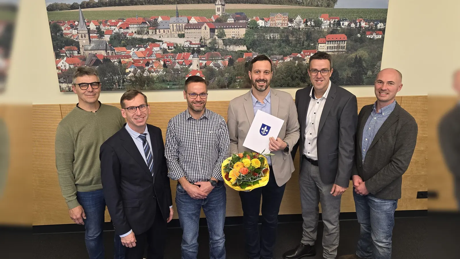 (v.l.) Rüdiger Wiemers (Leitung Fachbereich zentraler Service), Bürgermeister Tobias Scherf, Michael Schäfers (erster Vorsitzender des Personalrats), der erste Beigeordnete Andreas Niggemeyer und Christian Lewin (Leitung Sozialverwaltung) gratulieren Sebastian Hoppe (4. von links) zu 25 Dienstjahren bei der Hansestadt Warburg. (Foto: Stadt Warburg)