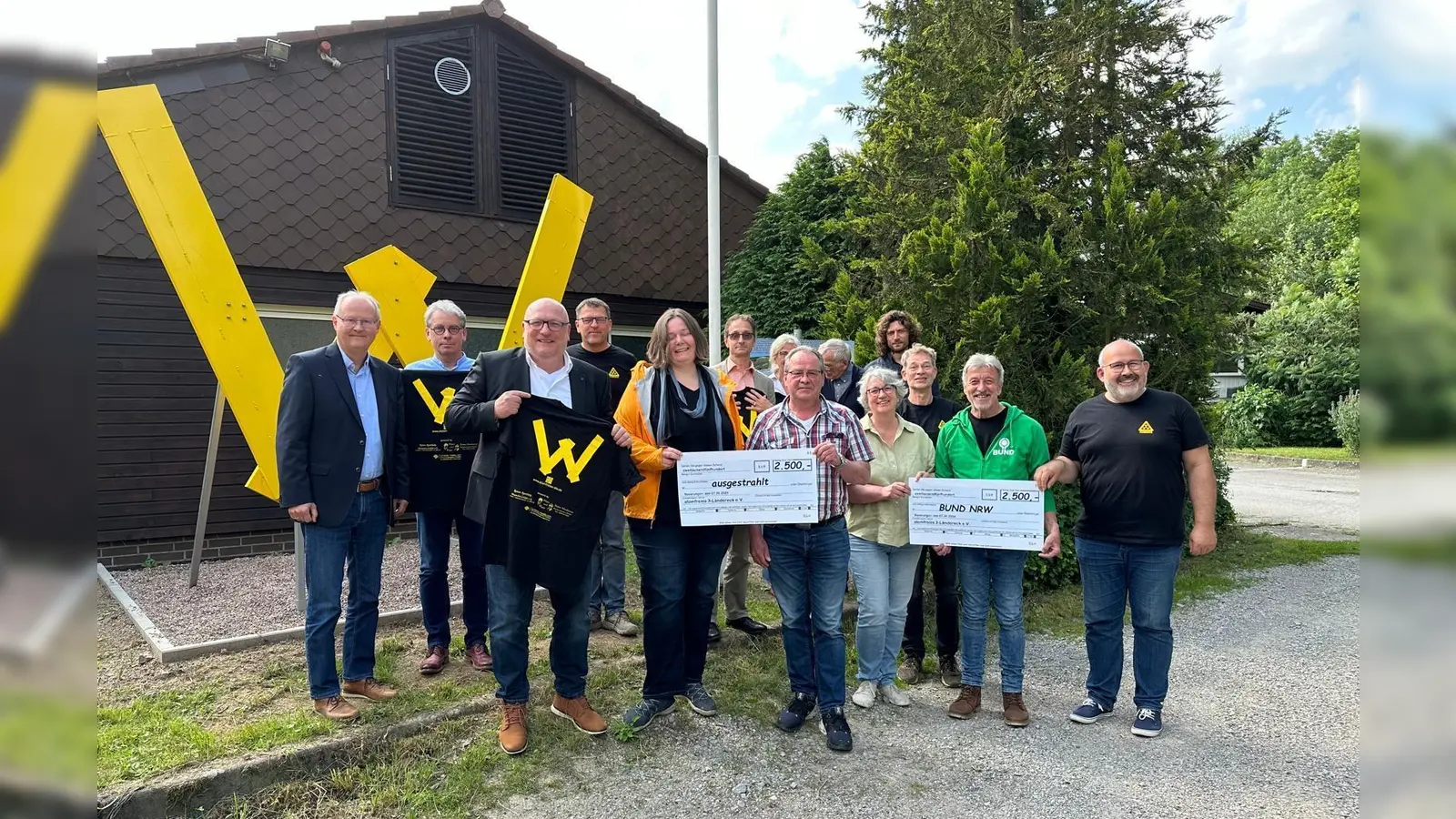 V.L: Hubertus Grimm (Bürgermeister Beverungen), Paul Weskamp, Martin Hoppe, Reiner Schmidtken (Vorstand BI), Miriam Tornieporth (.ausgestrahlt e.V.), Wulf Hahn (RegioConsult), Katharina Weller (Campingplatz Axelsee), Martin Ahlborn (BI), Wolfhard Weller (Campingplatz Axelsee), Katrin Meyer (Vorstand BI), Jakob Weller (Campingplatz Axelsee), Rainer Lenzing (Vorstand BI), Klaus Brunsmeier (BUND-NRW) und Thorsten Schäfer (Vorstand BI). (Foto: privat)