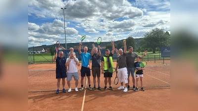 V.r.: Ludger Schröder mit Sohn, Uwe Bartolles, Andree Homann, Michael Pribilla, Manuel Tegethoff, Fabia Koch mit Sohn, Konrad Renner. (Foto: privat)