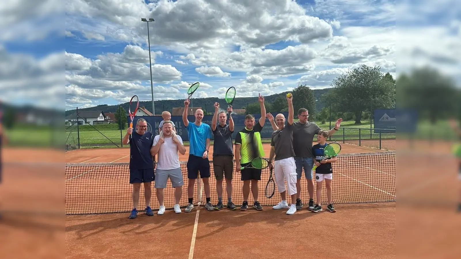 V.r.: Ludger Schröder mit Sohn, Uwe Bartolles, Andree Homann, Michael Pribilla, Manuel Tegethoff, Fabia Koch mit Sohn, Konrad Renner. (Foto: privat)