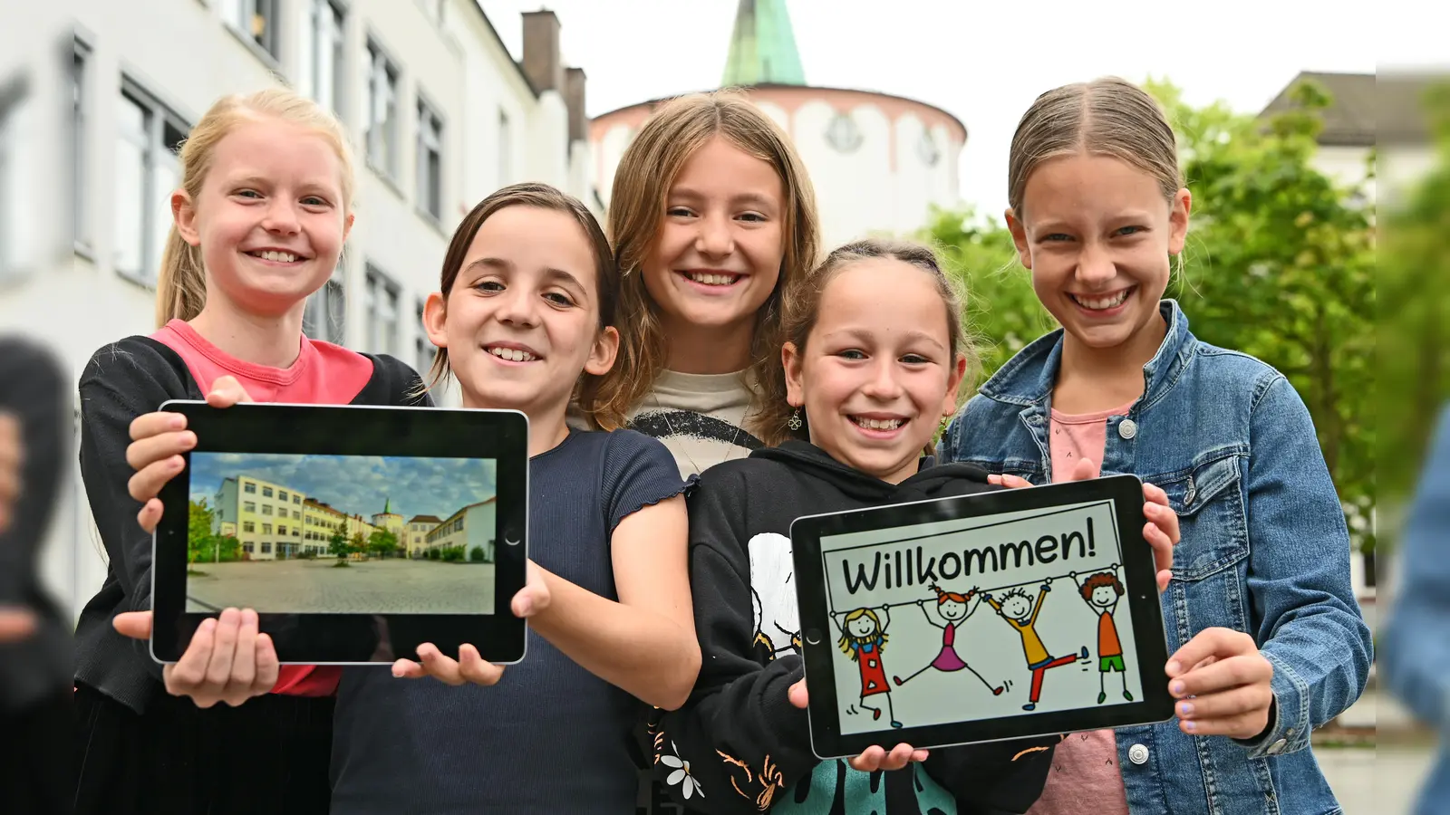 Freuen sich auf viele interessierte Viertklässlerinnen und Viertklässler sowie deren Eltern (v.l.): Hanna, Lotta, Marlene, Emilia und Hannah aus der 5b des Gymnasiums Brede. (Foto: Kai Hasenbein)