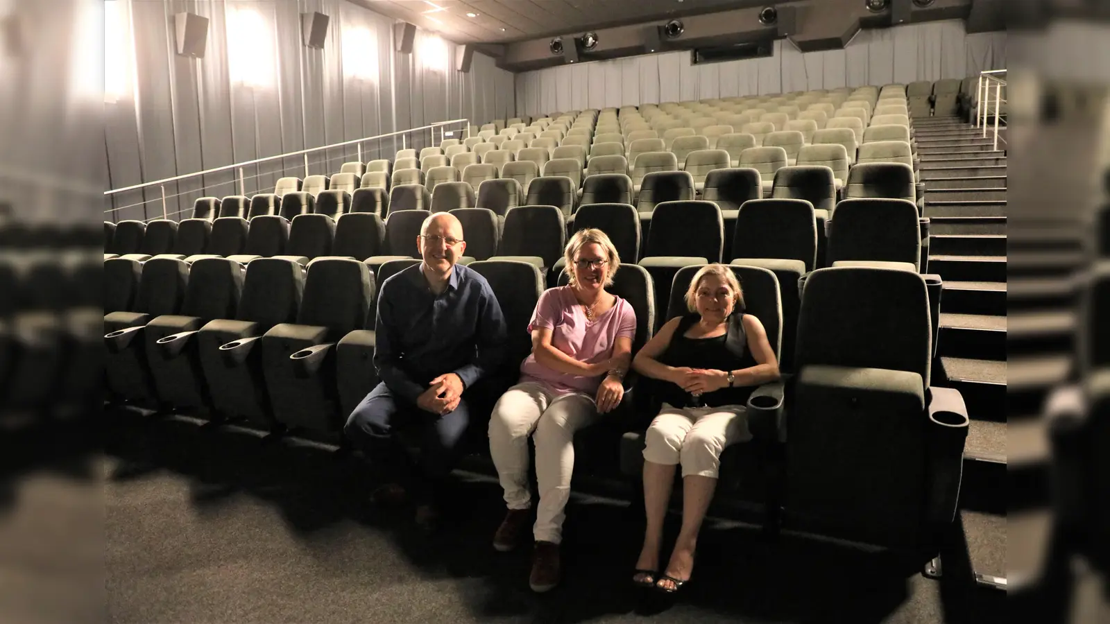 (v.l.) Heinrich Hadding, Ute Schlinker und Judith Schlinker im Saal von Kino 5 im Cineplex Warburg.  (Foto: Bündnis für Demokratie und Toleranz)