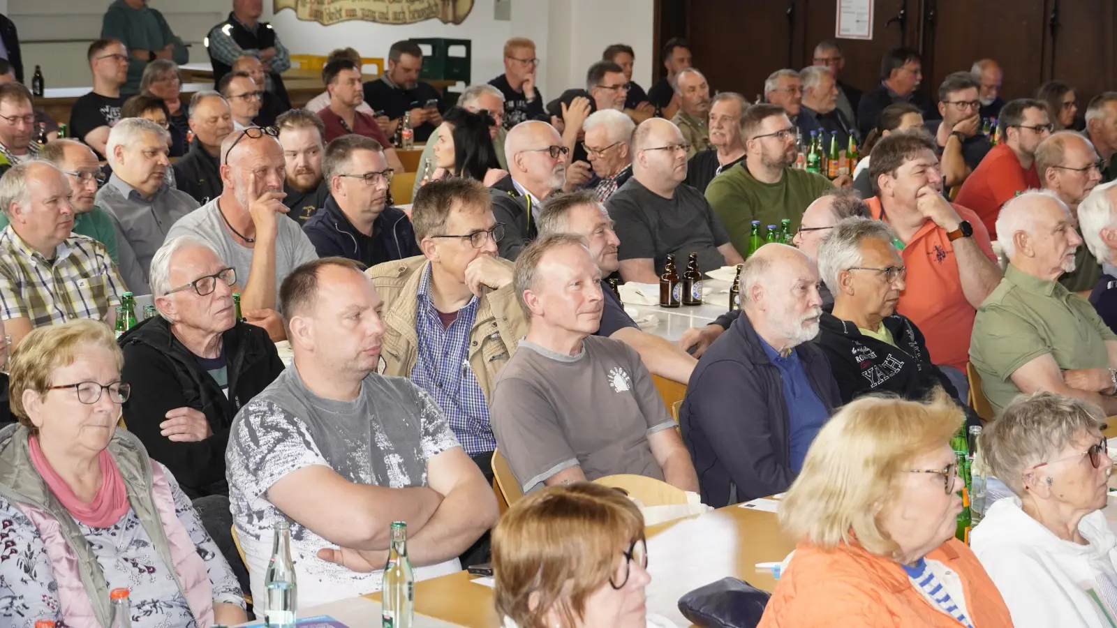 Aufmerksame Zuhörende beim Infoabend in der Bürgerhalle Haarbrück. (Foto: sewikom)