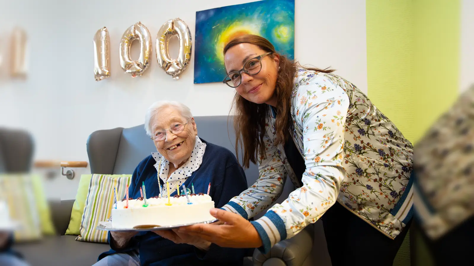 Gemeinsam mit den Mitarbeitern und Gästen der Tagespflege des St. Josef Seniorenhauses der KHWE feiert Emma Fimmel ihren 100. Geburtstag. Mit dabei ist auch Betreuungskraft Marion Brus-Warneke. (Foto: KHWE)