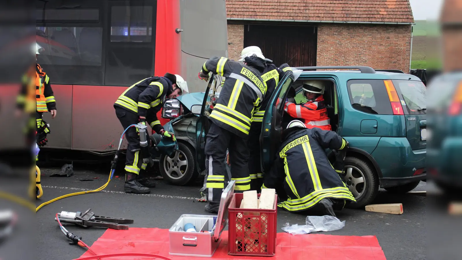 Ungebremst fuhr ein PKW auf den stehenden Bus auf. (Foto: Foto: FW Calden)