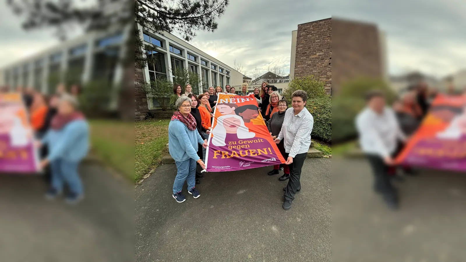 „Nein zu Gewalt gegen Frauen“ – diese Flagge weht nun auf dem Gelände des Kreishauses an der Wilhelmshöher Allee in Kassel.  (Foto: Landkreis Kassel)