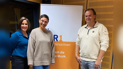 In der Plattenkiste (v.l.): Anja Kurth vom ZEE, Moderatorin Monika Gilica und Engagementlotse Willi Wittkopp. (Foto: Landkreis Holzminden)