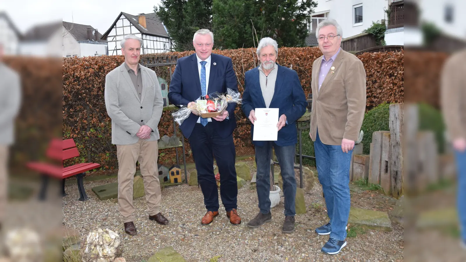 Wechsel in der Bezirksverwaltungsstelle Lüchtringen – (v.l.) Albertus Heine, Bürgermeister Daniel Hartmann, Josef Korte und Ortsausschussvorsitzender Manfred Linnnenberg bei der offiziellen Amstübergabe. (Foto: Stadt Höxter)